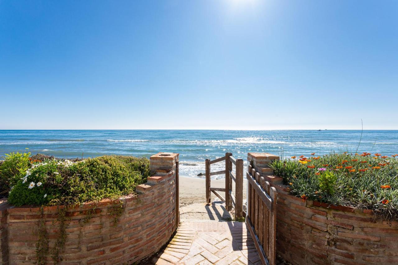 Charming Villa On The Seafront Marbella Eksteriør billede